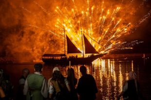 La Fira dels Pirates i Corsaris de l’Estartit recupera el desembarcament i la Nit del Foc