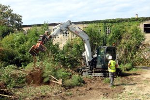 Girona comença a enderrocar sis de les naus abandonades del carrer Barcelona