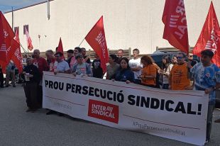 Protesta silenciosa davant un possible cas de persecució sindical a la Fundació MAP de Ripoll