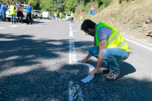 Posen adhesius a dos revolts perillosos de la Collada de Toses per alertar als motoristes