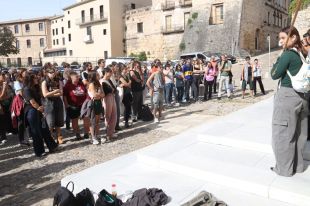 Més de 100 estudiants donen suport al poble palestí davant el rectorat de la UdG