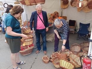 Més de 60 parades omplen el Barri Vell de Salt en la 27a Fira del Cistell