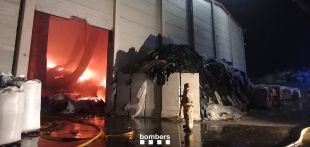 Els Bombers contenen un incendi dins una nau de reciclatge a Vilobí d’Onyar