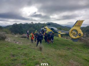 Els Bombers rescaten un motorista accidentat a les Llosses
