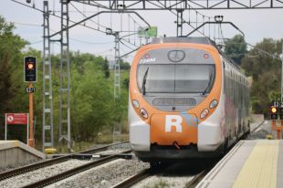 Plataformes d'usuaris de l'R3 consideren el tall ''massa llarg'' i temen una manca de busos