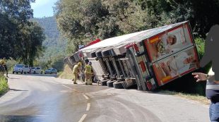 Un camió bolca a la GI-531 i perd part de la càrrega a Sant Esteve de Llémena