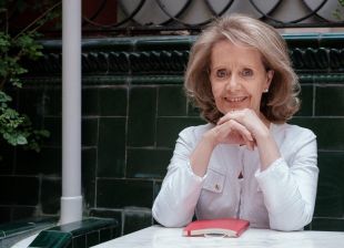 Mariàngela Vilallonga publica el seu primer llibre de poemes, ‘Retrat interior'