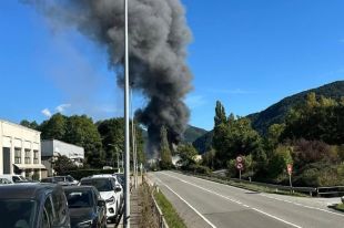 Un incendi en uns dipòsits d'oli afecta la nau de Comforsa a Ripoll