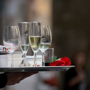 UGT diu que un treballador de l'hostaleria a les comarques gironines atén fins a 208 clients