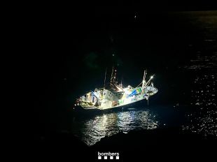 Una barca de pesca queda encallada entre unes roques a Sant Feliu de Guíxols