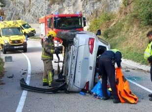 Un vehicle bolca a la C-17 a les Llosses i una persona resulta ferida
