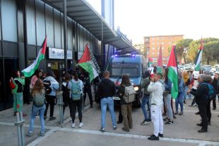 Piquet davant el Carrefour de Girona cridant a 