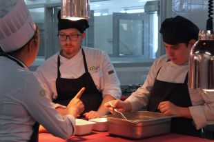 Els alumnes de l’Escola d’Hostaleria de l’Alt Empordà converteixen el malbaratament alimentari en alta cuina
