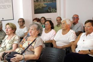 Un grup d'avis de Lloret de Mar identifiquen 25.000 fotografies de l'arxiu municipal
