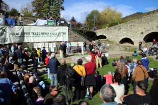 Protesta a Camprodon contra el telecabina que la Generalitat vol instal·lar a Vallter