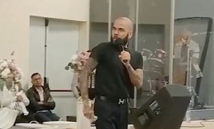 Dani Alves es reinventa com a predicador en una església de Girona