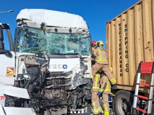 Un ferit greu en un xoc entre dos camions a l'AP-7 a Aiguaviva