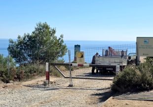 Tallen la carretera a Punta Falconera de Roses davant el risc que s'esfondri