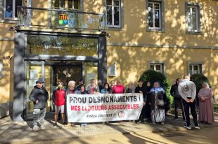Concentració a Salt en contra del desnonament d'una família amb quatre fills menors