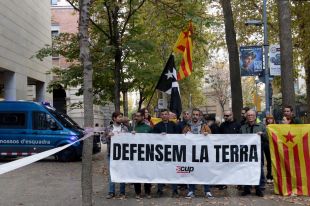 Un regidor de la CUP investigat per cremar la rojigualda en un concert a Girona no declara