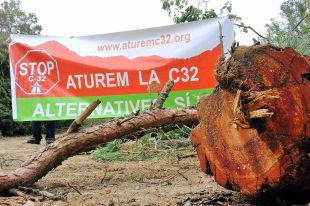 Aturem la C-32 critica que la Generalitat recuperi allargar l'autopista entre Blanes i Lloret