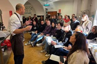 Una escola de l'Empordà ensenya a carnissers com mantenir l'essència dels canelons de Nadal
