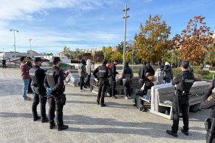 La policia desmantella el campament de sol·licitants d’asil al parc Central de Girona