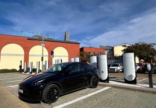 L’Espai Gironès estrena l’estació de càrrega Tesla més gran de les comarques gironines