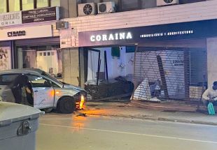 Un cotxe acaba encastat contra una immobiliària en un xoc amb un altre vehicle a Banyoles