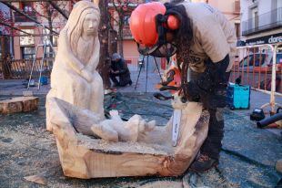 Escultors construeixen a Campdevànol un pessebre a escala real amb troncs