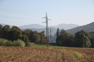 La línia d'alta tensió Olot-Serinyà ja està en funcionament i l'any que ve connectarà fins a Figueres