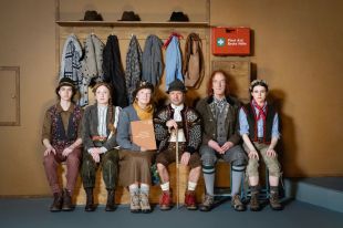 ‘Le Sommet’ arriba a Salt amb una mirada absurda i melancòlica sobre la fragilitat humana