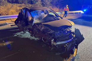 Un conductor circula contra direcció a l'AP-7 i xoca amb un autocar a Aiguaviva