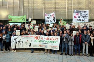 Alcaldes gironins de 40 municipis reclamen aturar parcs eòlics i solars en tramitació