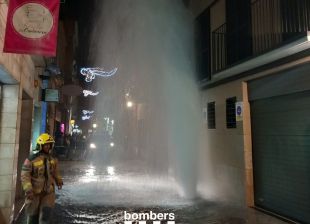 Una fuita d’aigua obliga a tallar el subministrament a diversos carrers de Sant Feliu de Guíxols