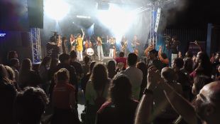 Més de 150 persones omplen La Mirona en el Concert Solidari contra la violència masclista