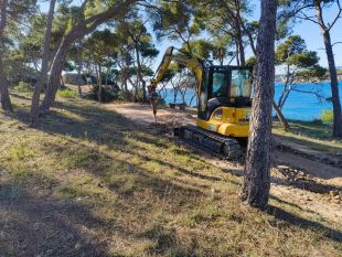 Palamós repara el camí de ronda entre la platja de Castell i el poblat ibèric