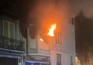 Set afectats per un incendi en un bloc de pisos a la pujada del Castell de Figueres