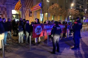 Protesta contra l'assistència d'Illa a un acte de la Fundació Princesa de Girona