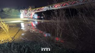 Un conductor se salta una tanca i acaba atrapat al riu Manol al Far d'Empordà