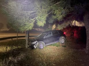 Un conductor begut escapa d'un control a Figueres i s'estampa prop d'una rotonda a Castelló d'Empúries