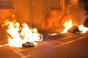 Detingut un jove per cremar contenidors de nit a Olot