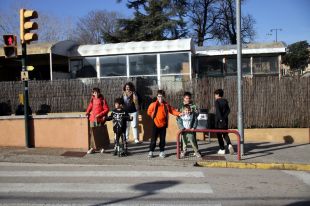 Denuncien els riscos que l'escola de Corçà estigui dividida per la carretera C-66