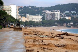 El temporal deixa passejos plens de sorra a la Costa Brava i s'endú les platges de l'Escala