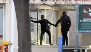 Un home provoca desperfectes a la façana de la Tresoreria de la Seguretat Social de Girona