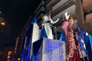 Centenars de famílies reben a Lloret els Reis d'Orient arribats amb carrosses d'estil mariner