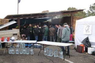 Els pagesos mantenen el tall a l'AP-7 a Pontós malgrat la pluja
