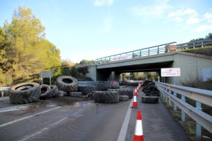 Els pagesos tornen a tallar totalment l'N-II a l'Alt Empordà i reclamen parlar amb Ordeig