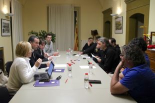 En marxa la reunió dels pagesos amb el Govern per intentar aixecar els talls de carreteres