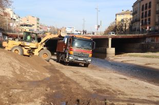 Retiren 530 tones de sediments acumulats en 20 anys sota plaça Catalunya de Girona